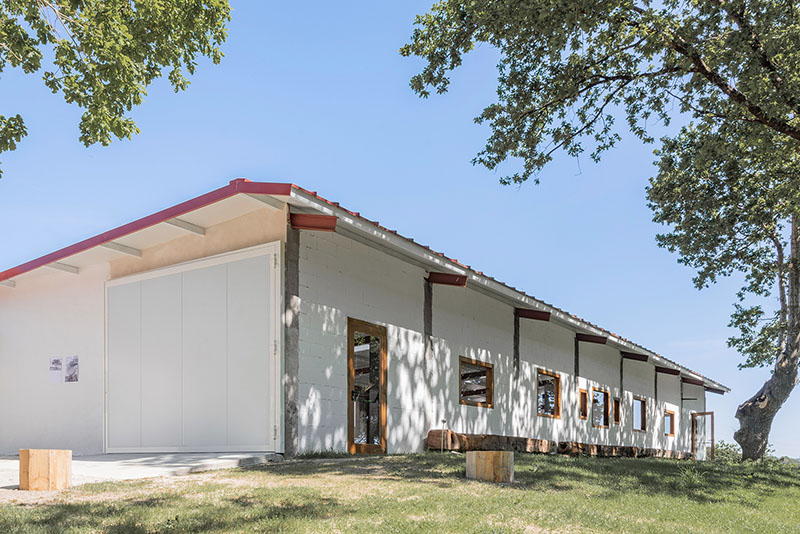 Becas Isaac Piñeiro: vista de la nave donde se imparte el taller