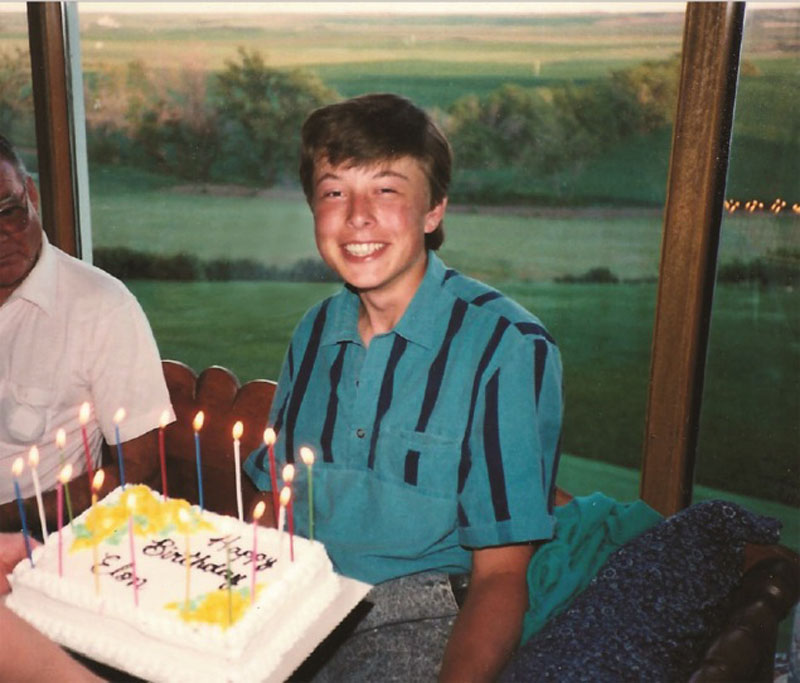 El padre de Elon Musk: Elon Musk, el hijo de Errol Musk de pequeño en su cumpleaños