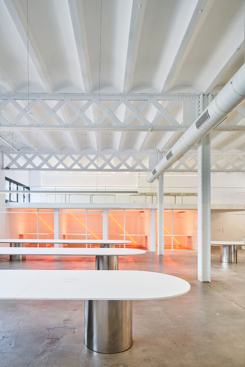 Isern Serra y The Keenfolk oficinas: vista de la planta principal con las mesas redondas