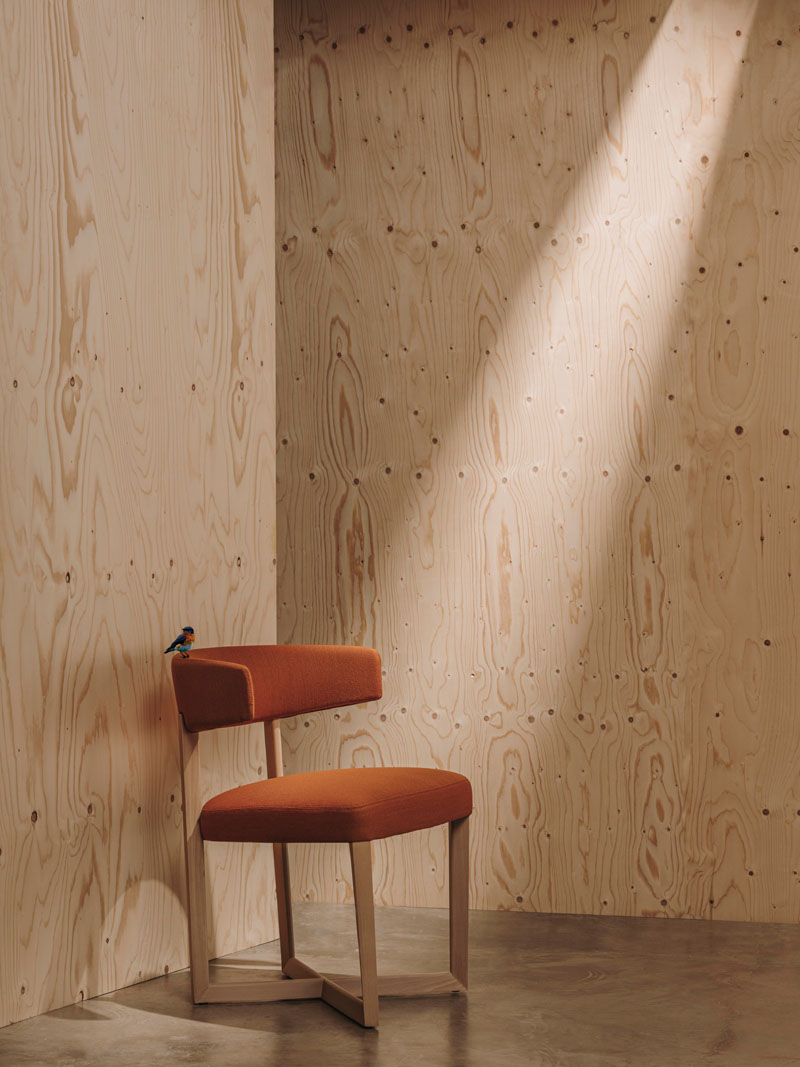 21 Concurso IInternacional Diseño Andreu World: Sillas de madera con un pájaro en el respaldo