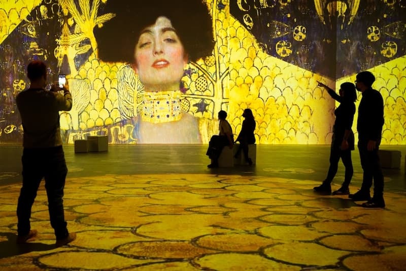 Que hacer a finales de agosto en Madrid, expo inmersiva de Klimt en Matadero