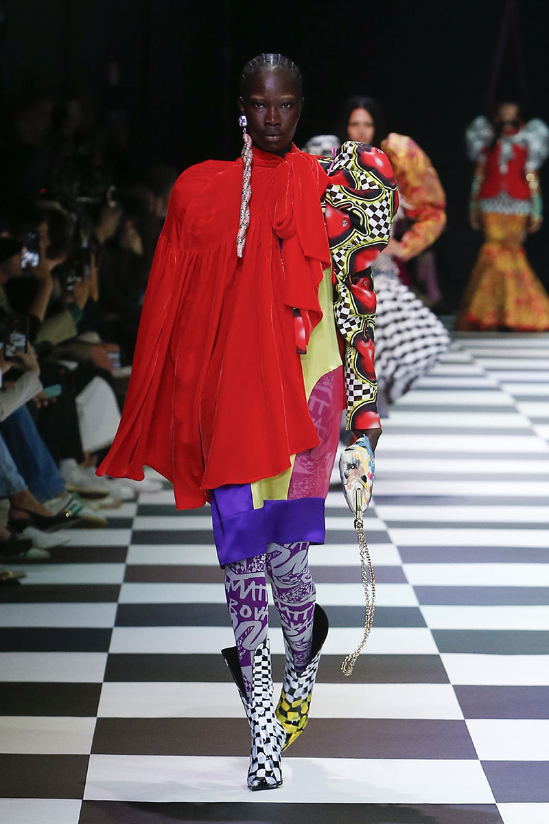 nueva colección Shapeshifter diseñador inglés con firma de moda de lujo italiana en la Semana de la Moda de Milán D&G