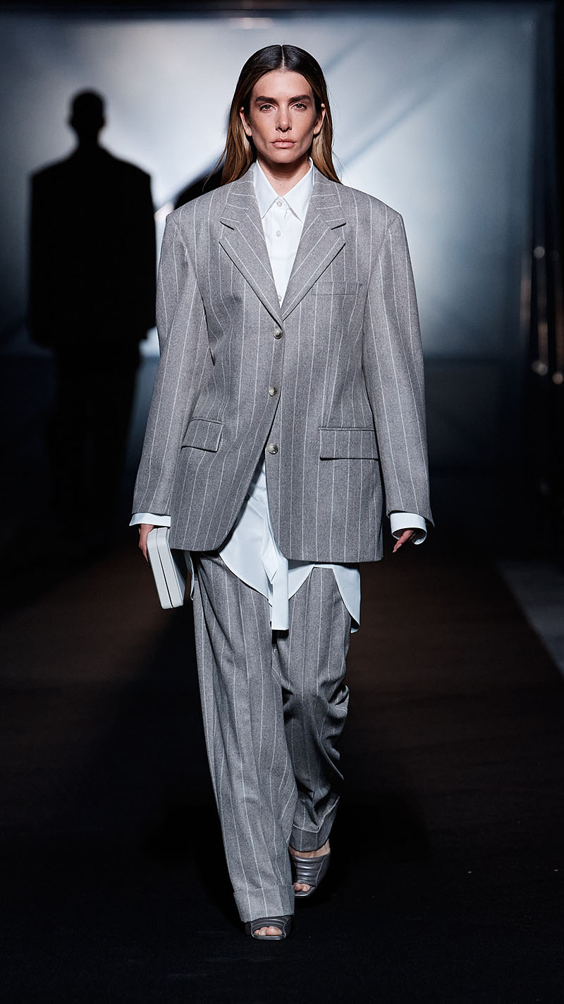 desfile Semana de la Moda de Milán colección otoño invierno 2022 Naomi Campbell y Future famosos desfilando power suit