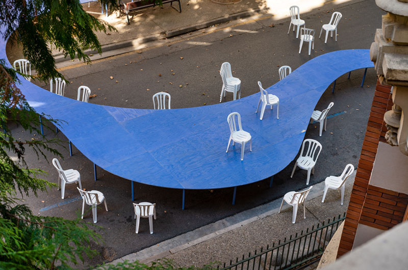 Concentrico 2022: mesa de color azul con una forma irregular, imita a un río