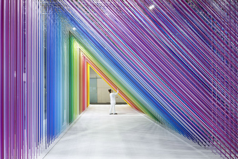 emmanuelle moureaux - instalación artística compuesta por múltiples piezas de 100 colores