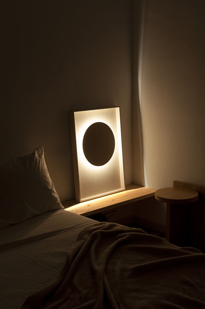 Quadro de Gofi (Goula Figuera): el cuadro lámpara encendido cerca de una cama
