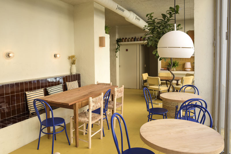 Restaurante Berenguela: salón luminoso con sillas de pueblo