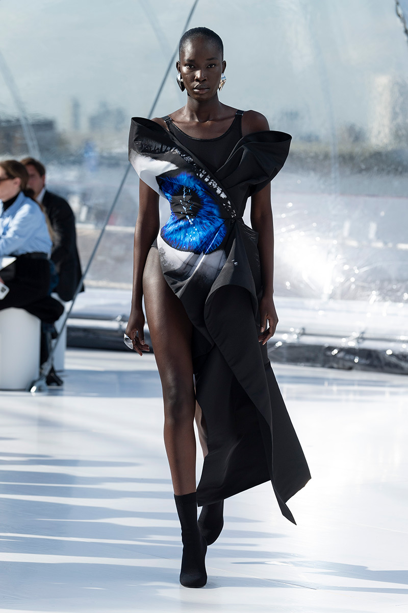 El desfile de Alexander McQueen y su triunfo en la London Fashion Week