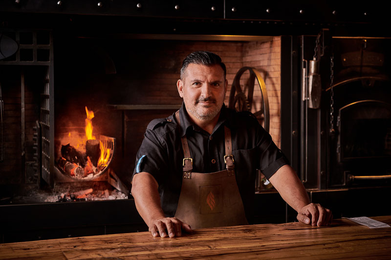Piantao restaurante: el chef Javier Brichetto junto a su sistema de parrilla