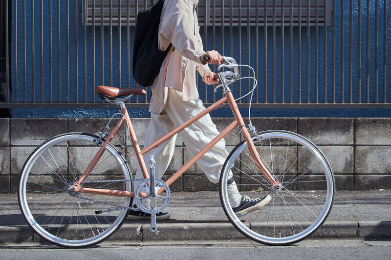 tokyobike: joven paseando con su bici eléctrica