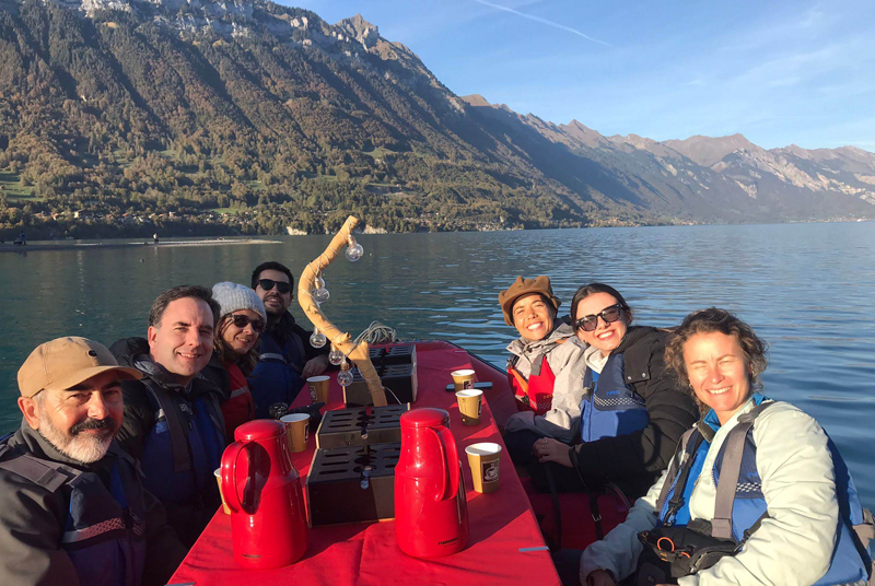 Interlaken - Jungfrau - imagen de grupo de turistas navegando por un lago