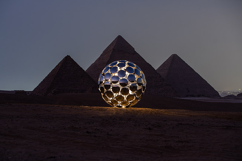 Orb, instalación del Artista Spy junto a las piramides de Giza, escultura formada por multiples espejos circulares que forman una gran esfera