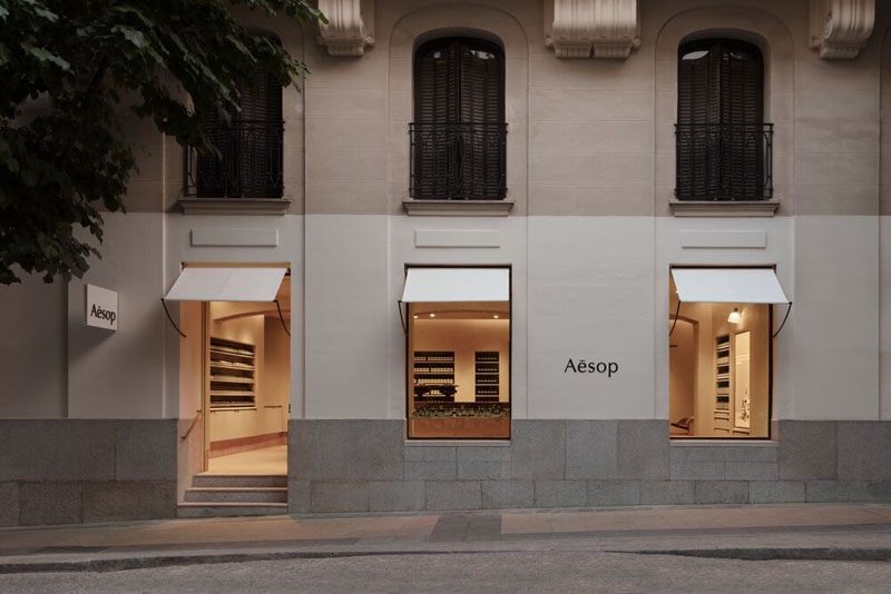 Aesop tienda en Madrid: vista de la fachada a Claudio Coello con tres ventanas de escaparate
