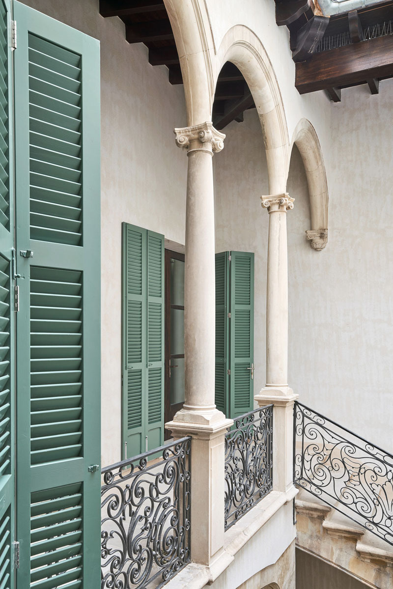 ohlab can santacilia: imagen de unas ventanas verdes con columnas y arco en blanco