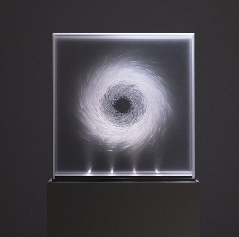 David Spriggs. vista de instalación artística, planos transparentes superpuestos creando objeto tridimensional