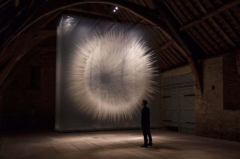David Spriggs. vista de instalación artística, planos transparentes superpuestos creando objeto tridimensional