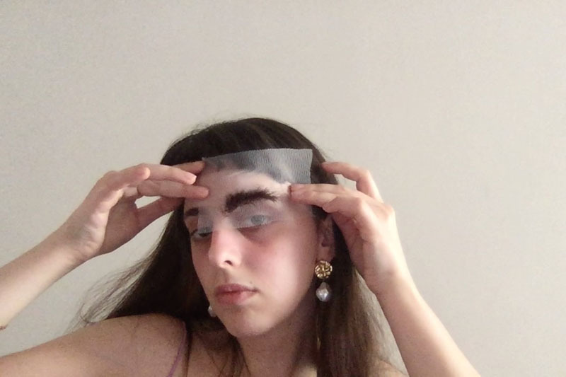 elisava adidas makerlab 2022: imagen de una joven pegando un papel en su ojo izquierdo