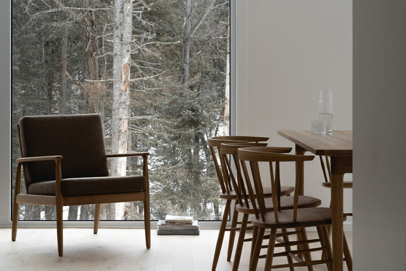 schnee eule labri: imagen de una sala con mesa, sillas y sillón en tonos madera