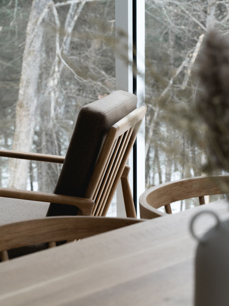 schnee eule labri: imagen una sala con mesa, dos sillas y un sillón en tonos marrones