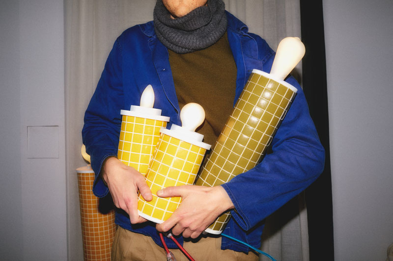 Carles Sala disenador BTRT: hombre portando tres lámparas