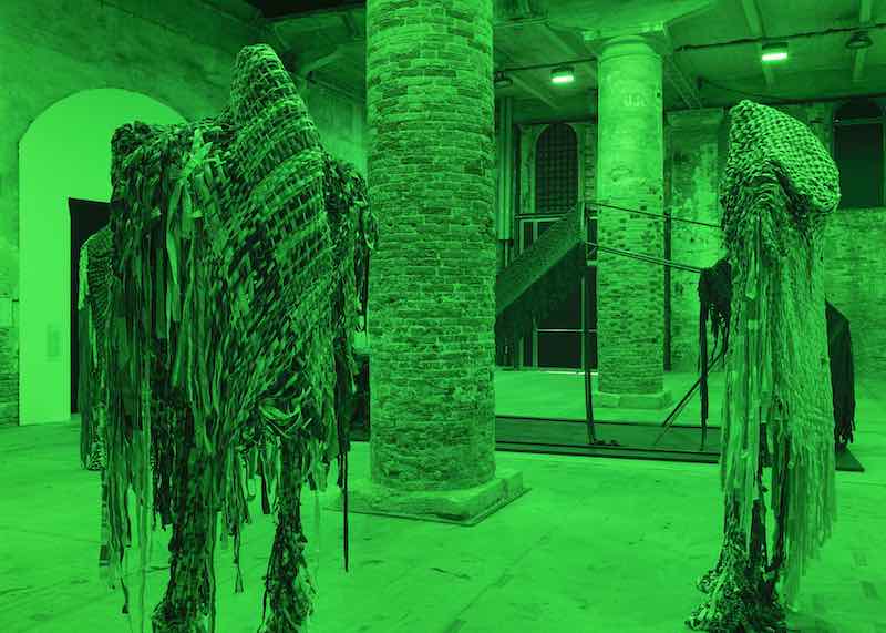 Sandra Mujinga, escultura: Sentinels of Change & Reworlding Remains, 2021