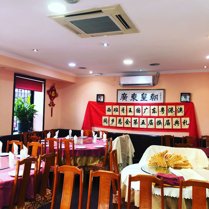 China Taste 2023 restaurantes año nuevo chino Madrid: Espacio con decoraciones típicas de China de Royal Cantonés