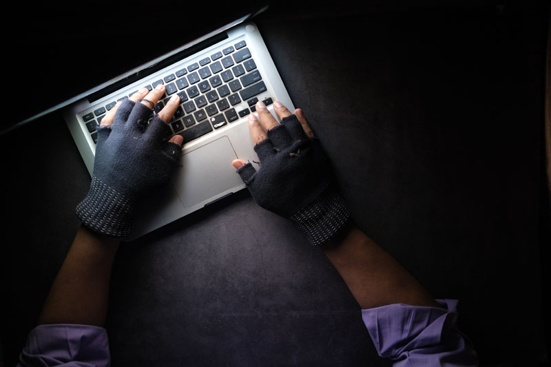 Cómo proteger, gestionar y guardar contraseñas: un hacker usando un ordenador robado