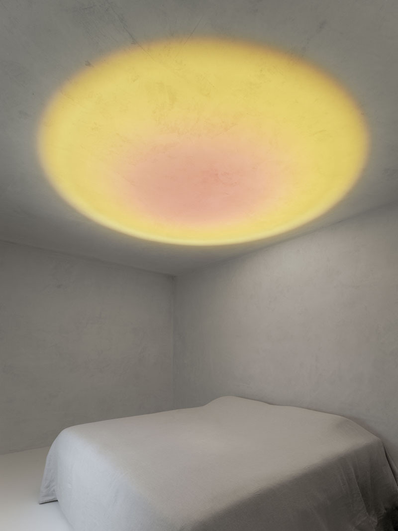 hanghar arquitectura casa rio: imagen de una habitación con lámpara grande