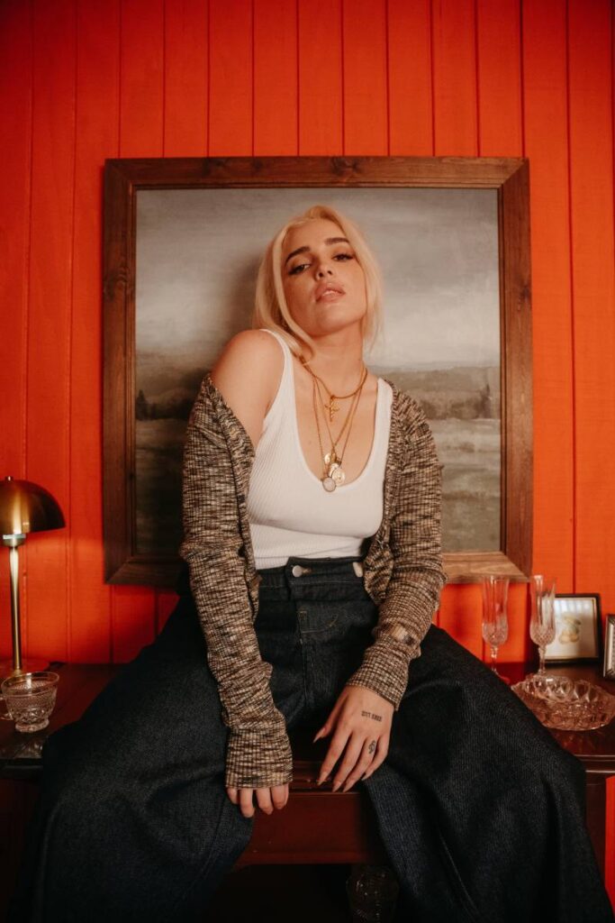 Elena Rose es la compositora de las estrellas del pop