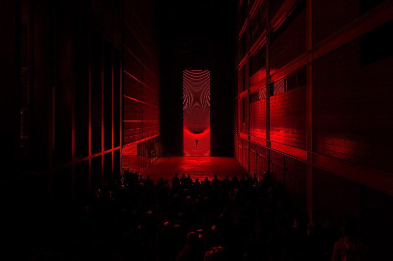 “Monolith” una instalación lumínica de SpY en el LLUM BCN