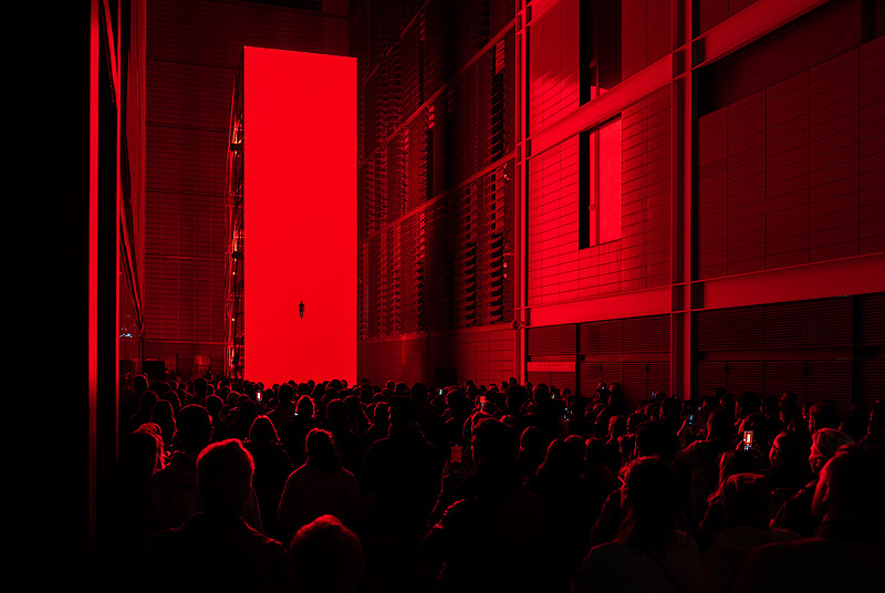 “Monolith” una instalación lumínica de SpY en el LLUM BCN