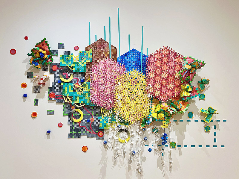 Nathalie Miebach - escultura de pared hecha a base de barillas de colores, cintas y piezas de madera