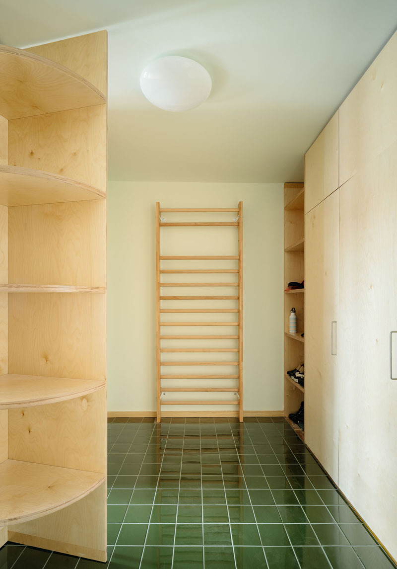 bear arquitectos dis ordered proyecto: imagen de una sala con suelo de baldosas y muebles a los lados