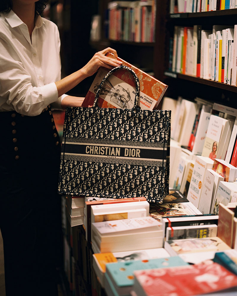 Dior presenta el Book Tote Club junto a Nine d'Urso