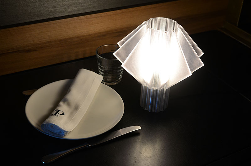H-Lamp, diseño de Jose Real, junto al menú de Picalagartos
