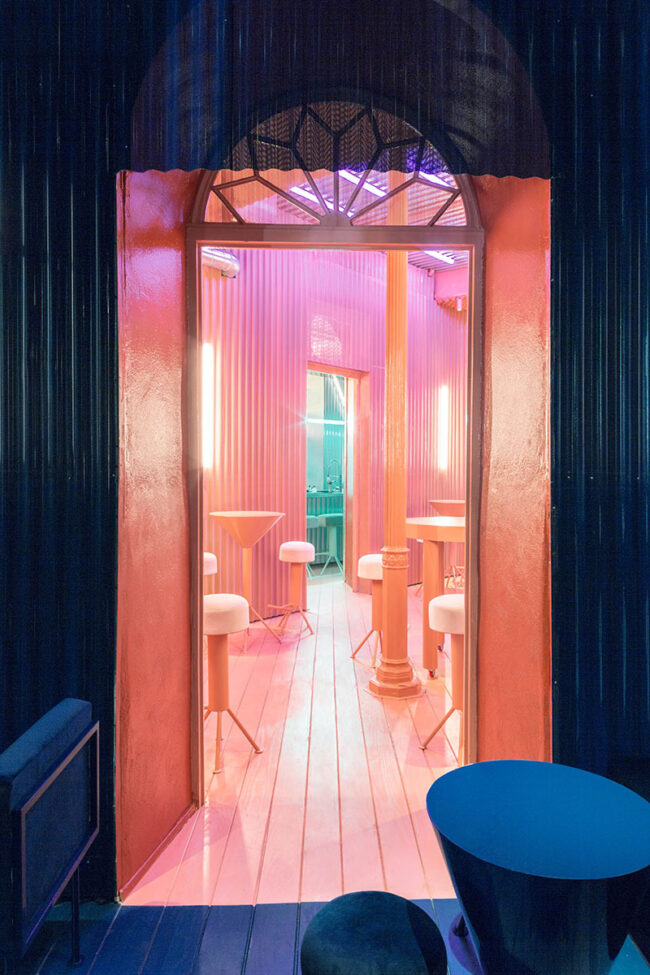 Naked and Famous es una coctelería de Kresta Design ubicada en Sevilla