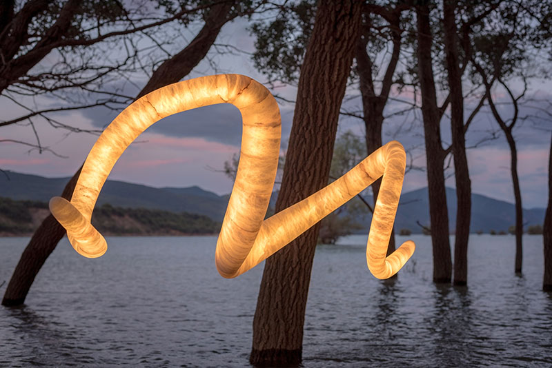 Madre Natura exposición, comisariada por Teresa Herrero: una lámpara de alabastro en mitad de un lago
