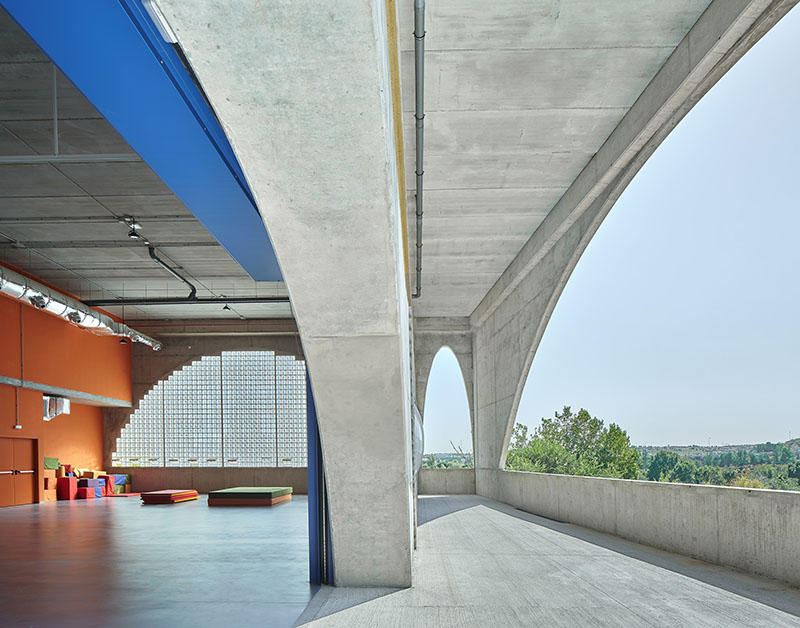 Reggio School de André Jaque: un gran espacio con grandes arcos de hormigón