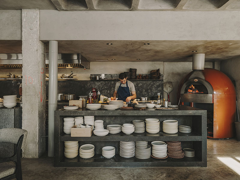 sandra tarruella restaurante brutus: imagen de un hombre en la cocina de un restaurante