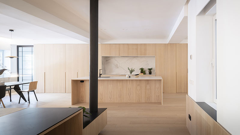 unode estudio casa ser: imagen de un espacio con cocina al fondo y comedor a la izquierda