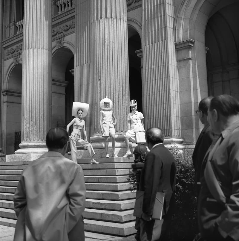 Madrid Moda a pie de calle_Joana Biarnes: Lourdes Albert, a la derecha, junto a otras dos maniquíes con modelos de Antonio Nieto en las escalinatas del Palacio de la Bolsa. Madrid, abril de 1967