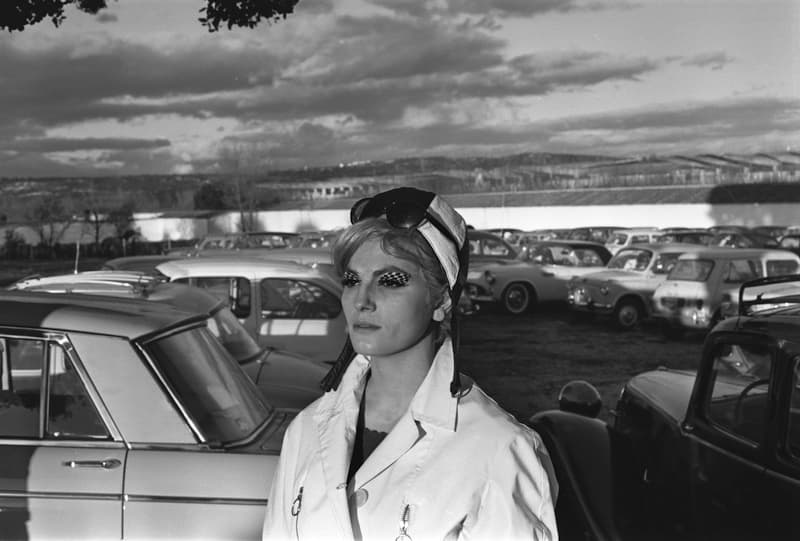 Madrid Moda a pie de calle_Joana Biarnes: Rosanna Yanni, con maquillaje Op Art, en el Hipódromo de La Zarzuela, Madrid, 1965