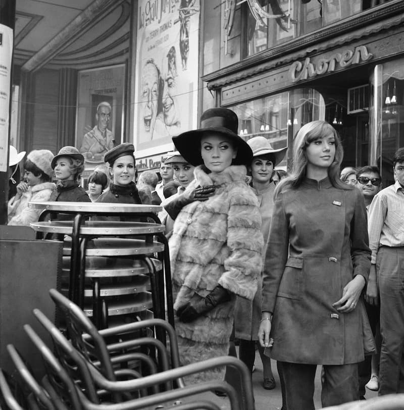 Madrid Moda a pie de calle_Joana Biarnes: Lourdes Albert y otras maniquíes en la Gran Vía, en una editorial para Herrero y Rodero, Madrid, octubre de 1967