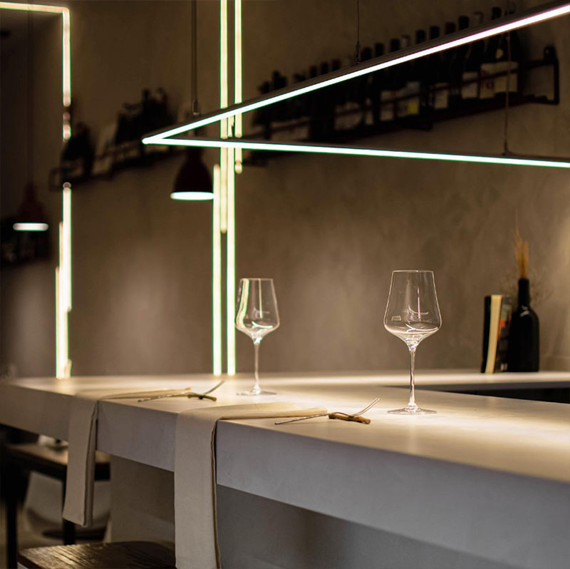 Mûd Wine Bar: Copas sobre la barra del restaurante