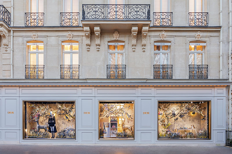 El cuento de hadas Dior en los escaparates de 30 Montaigne