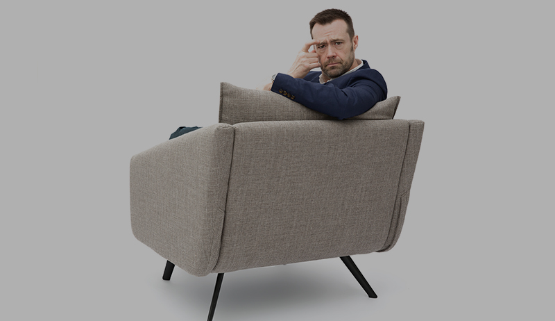 Jon Gasca diseñador entrevista: él sentado en la butaca costuras