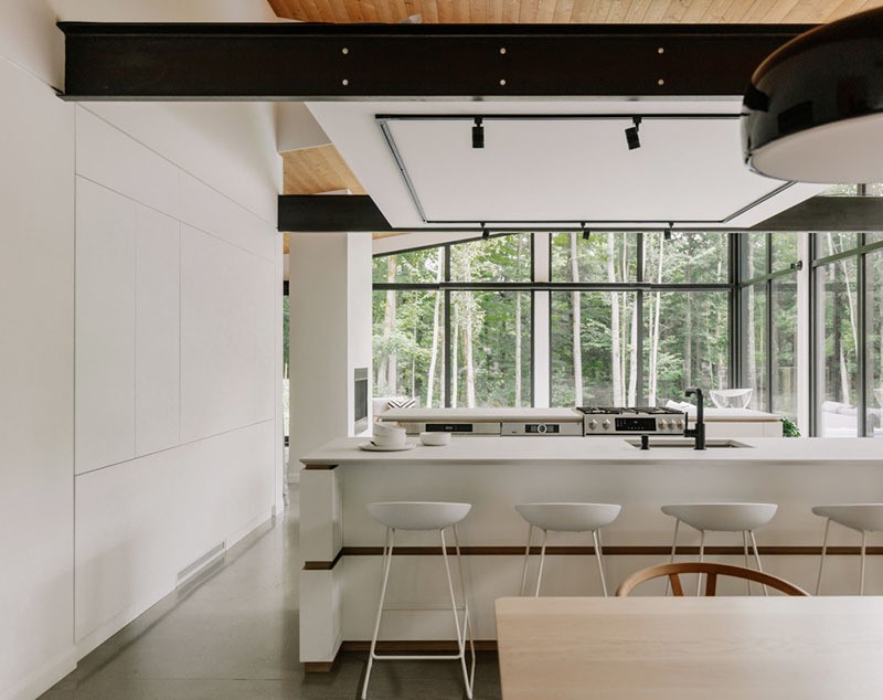 oakhill matiere premiere architecture: imagen de una cocina con sillas y mesa
