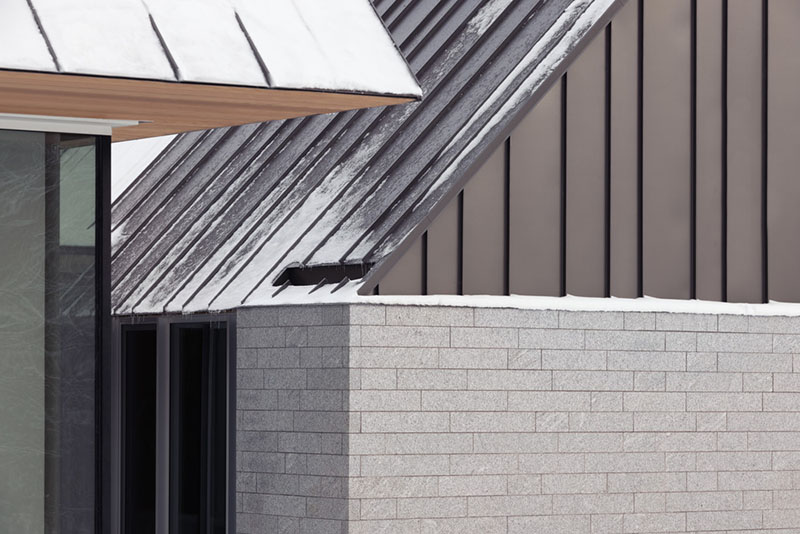 Three Summits casas diseñadas por el estudio Nos. Primer plano del tejado negro lleno de nieve