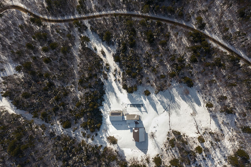 Three Summits casas diseñadas por el estudio Nos. Vista aérea de las casas en un paisaje montañosos y nevado