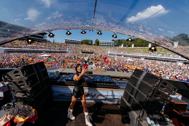 B Jones la primera DJ española que pincha en Tomorrowland